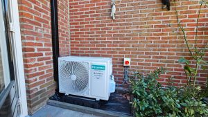 Vroomshoop | Hisense Pro-X Black | woonkamer