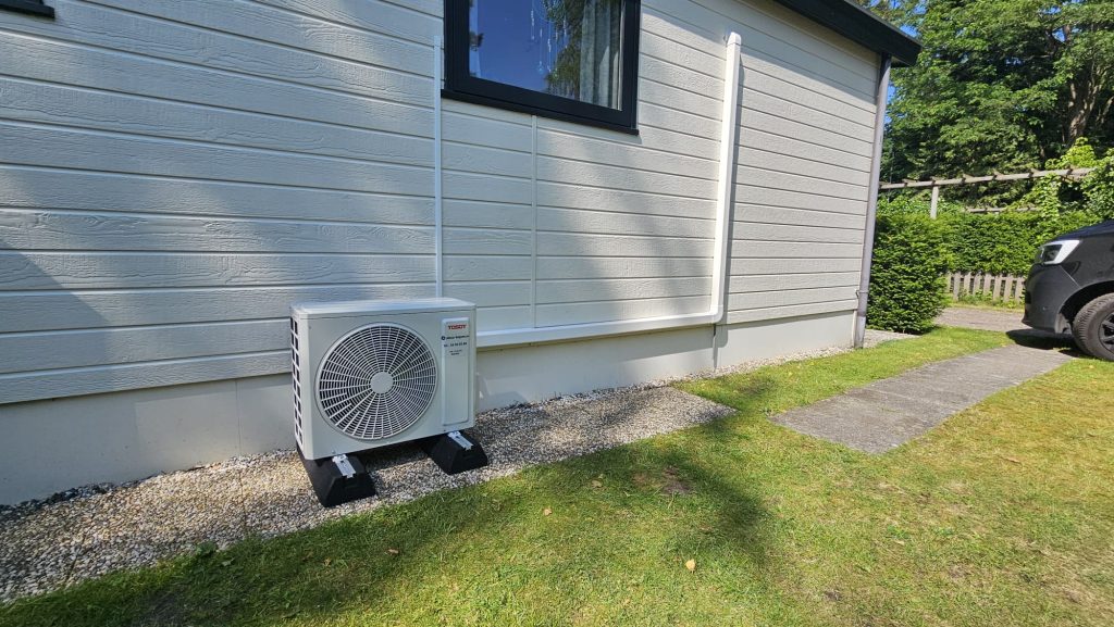 Tosot Clivia airco geplaatst in chalet op Camping De Tol in Nunspeet. Stijlvol, zuinig en perfect alternatief voor duur gas. Bekijk deze slimme installatie!