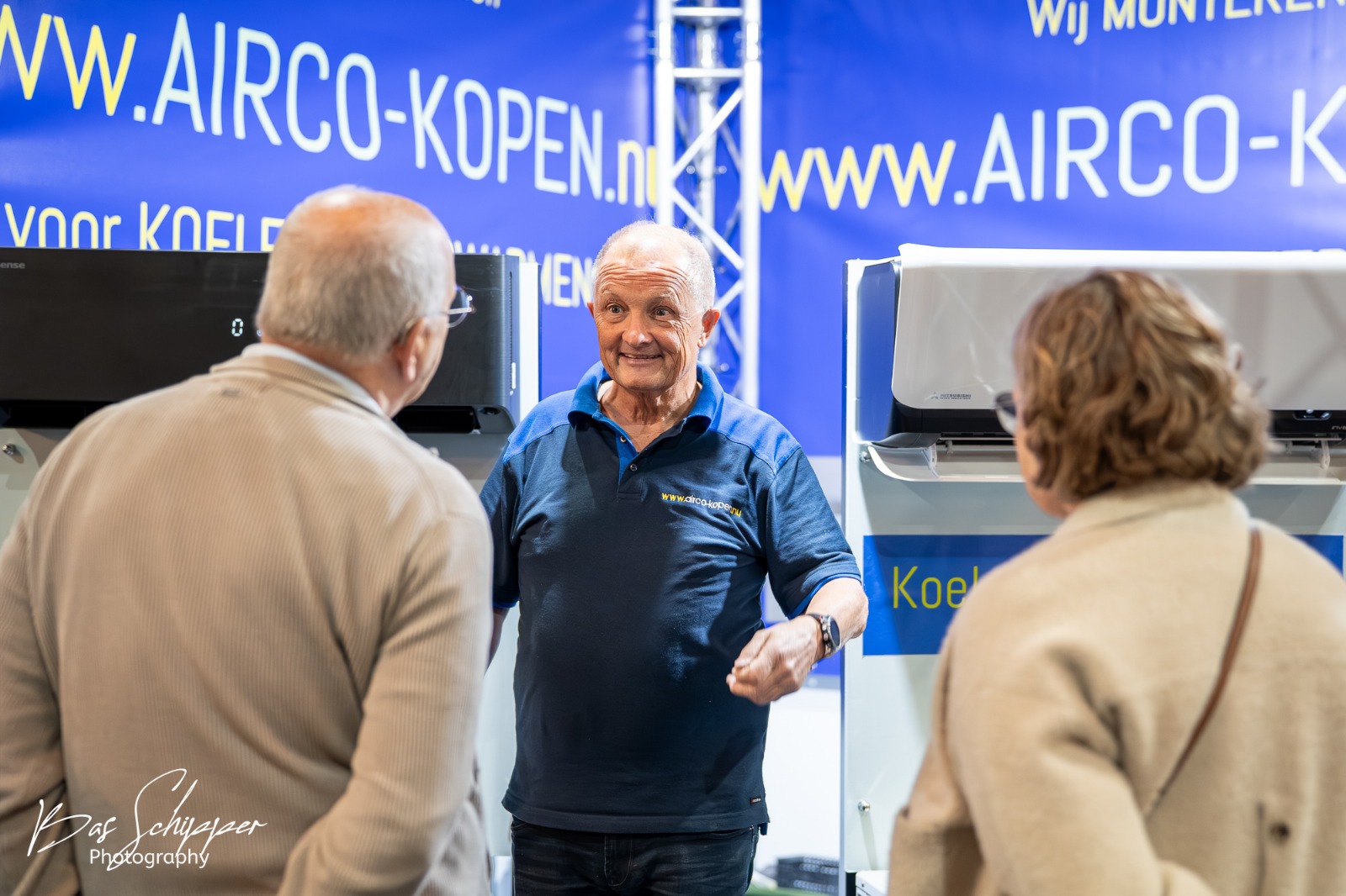 Bezoekers in gesprek met het team van Airco-Kopen.nu over gasloos verwarmen van chalets en stacaravans