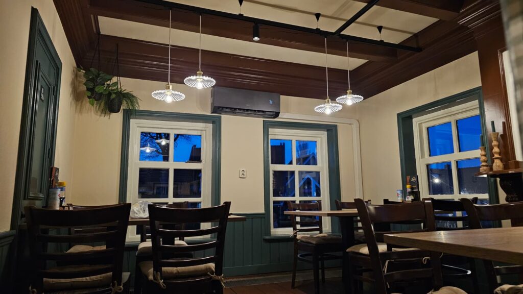 Tosot CLIVIA by GREE Black 3,5 kW binnenunit in open opkamer naast restaurantzaal