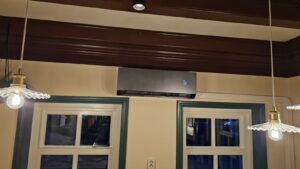 Airco geplaatst in Terherne (Friesland) – Tosot CLIVIA by GREE (Black) in pannenkoekenrestaurant
