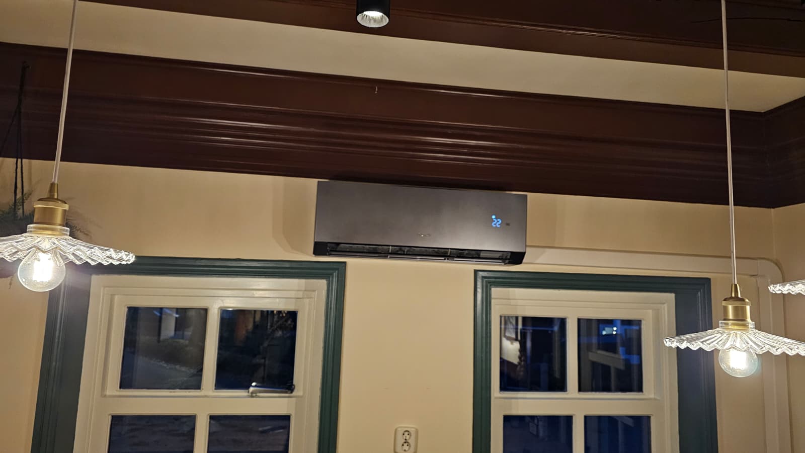 Strakke antraciet airco-binnenunits geplaatst bij Pannenkoekenboerderij De Roos in Terherne