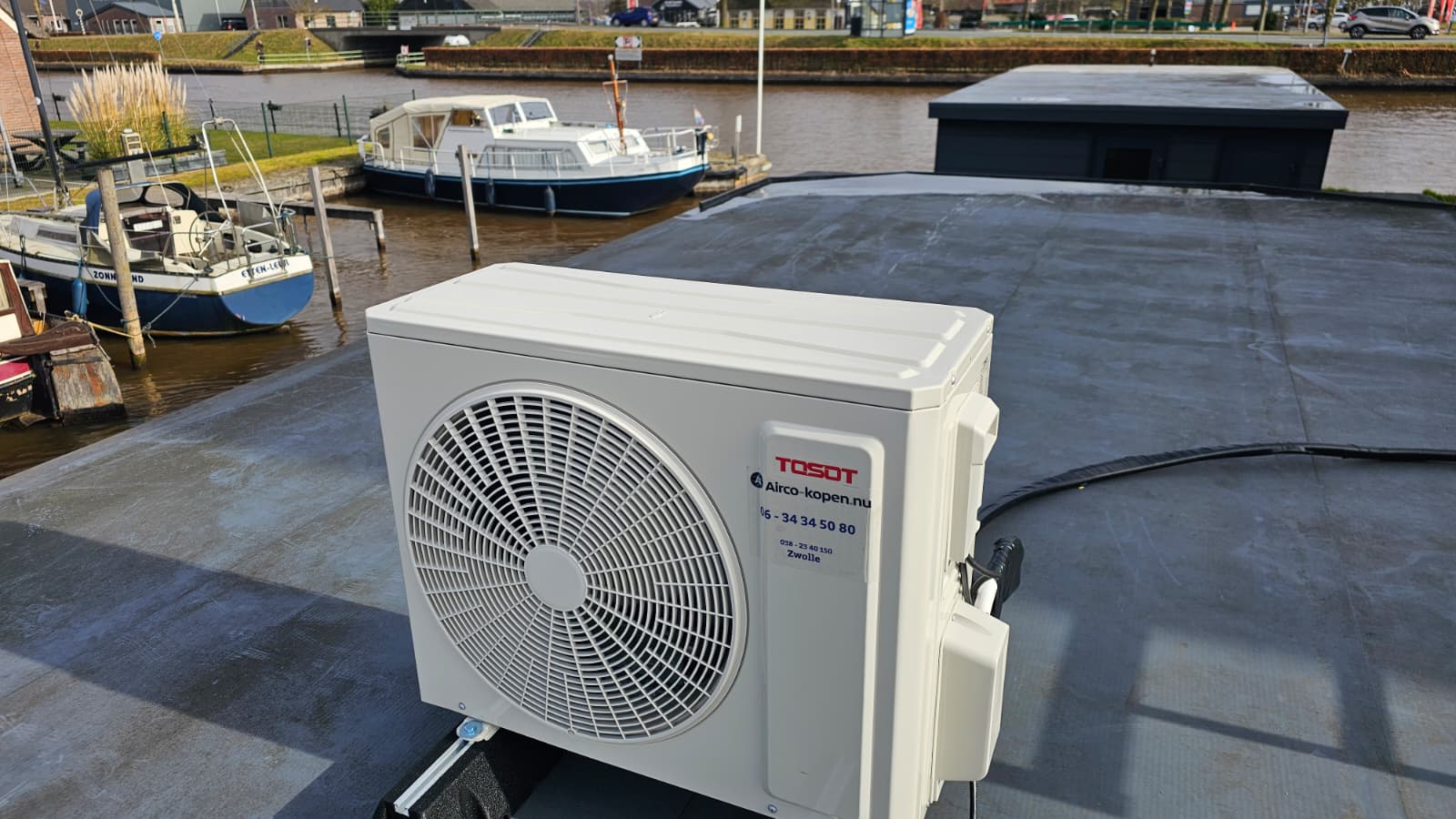 Overzicht B&B-boot in de haven van Giethoorn met airco buitenunit op het dak