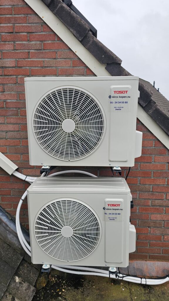Twee Tosot buitenunits gemonteerd tegen gevel bij woonhuis in Donkerbroek Friesland
