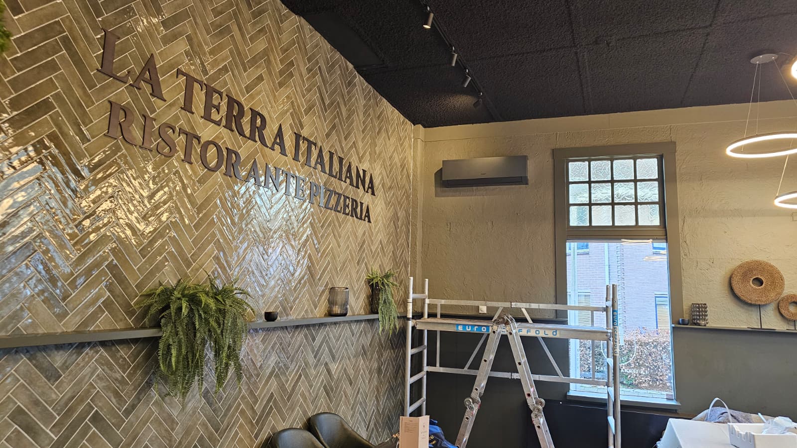 Overzicht restaurantinterieur met Tosot CLIVIA airco – La Terra Italiana Zwolle