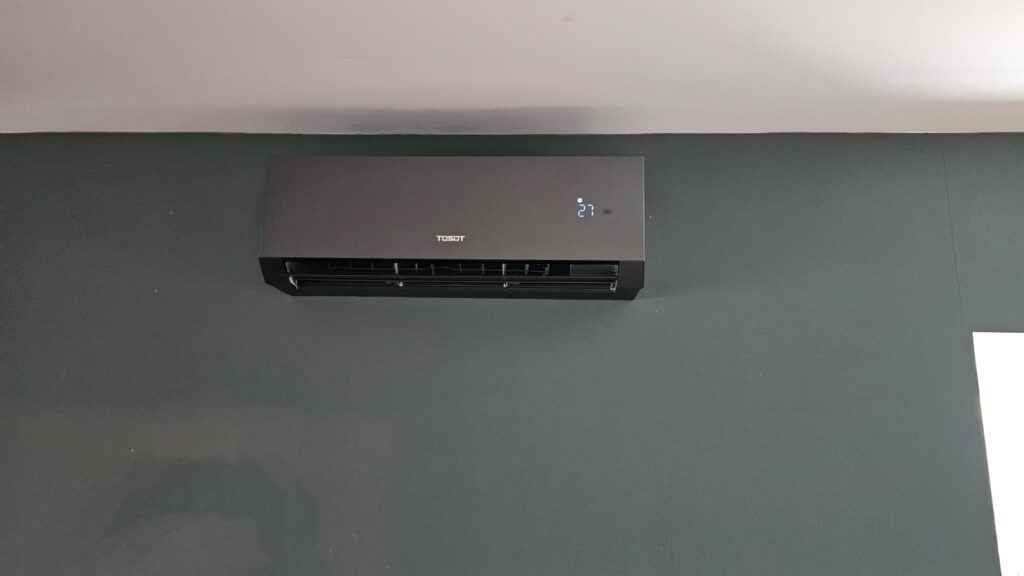 • Antraciet Tosot CLIVIA binnenunit in woonkamer – airco Winneweer (koelen en verwarmen)