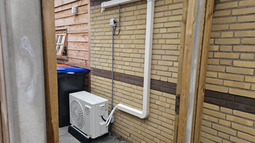 Buitenunit geplaatst in een nette hoekopstelling naast de woning.