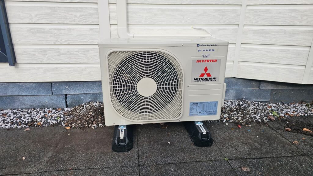 Buitenunit Mitsubishi Heavy Industries op trillingsdempers – netjes geplaatst bij het chalet.