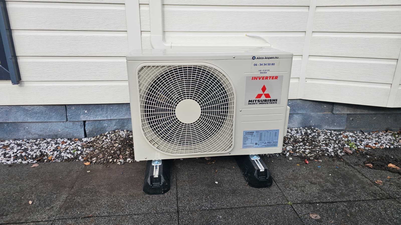 Buitenunit Mitsubishi Heavy Industries op trillingsdempers – netjes geplaatst bij het chalet.
