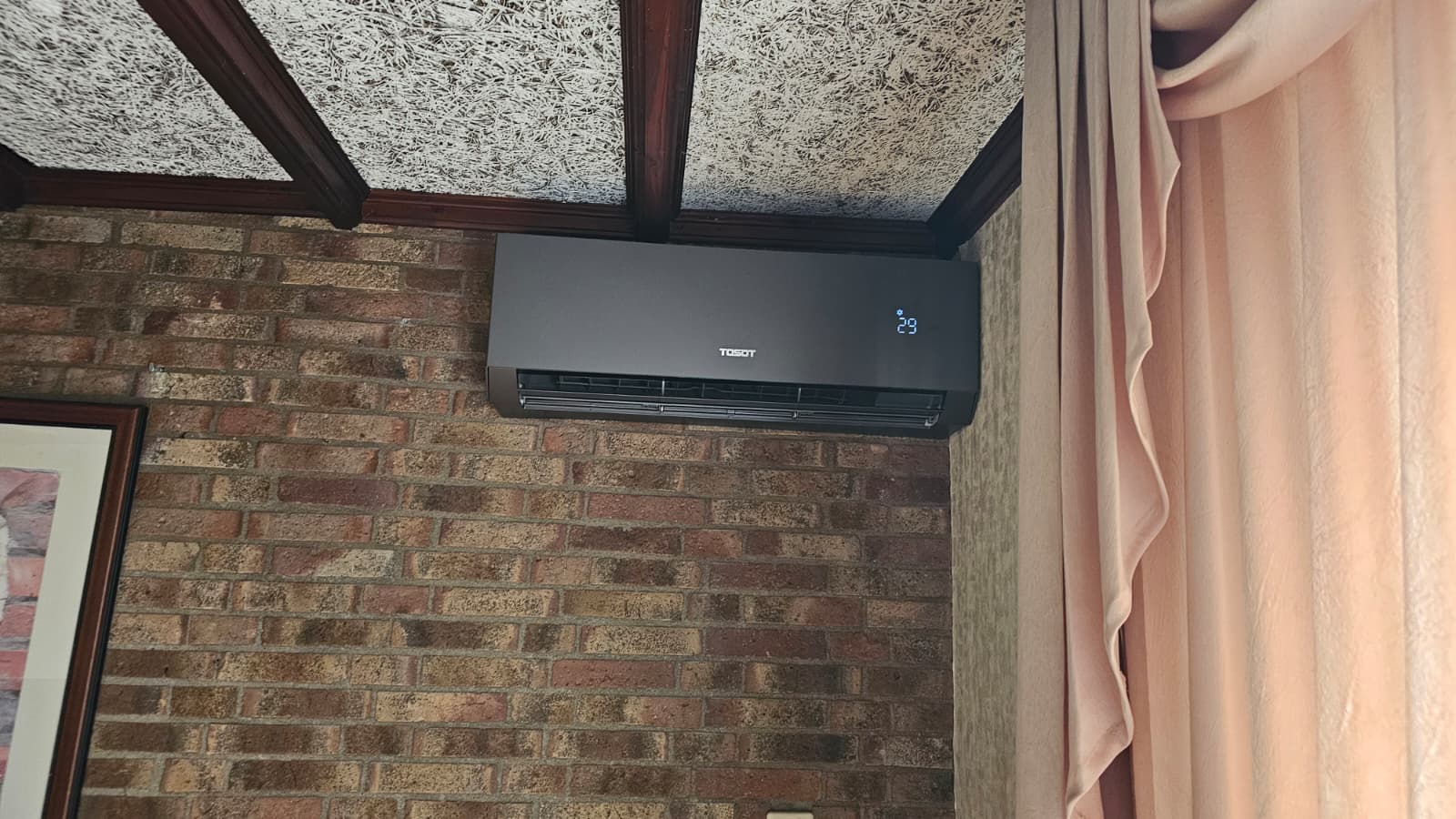 Binnenunit Tosot CLIVIA Black in de woonkamer – strak design en comfortabel verwarmen/koelen.