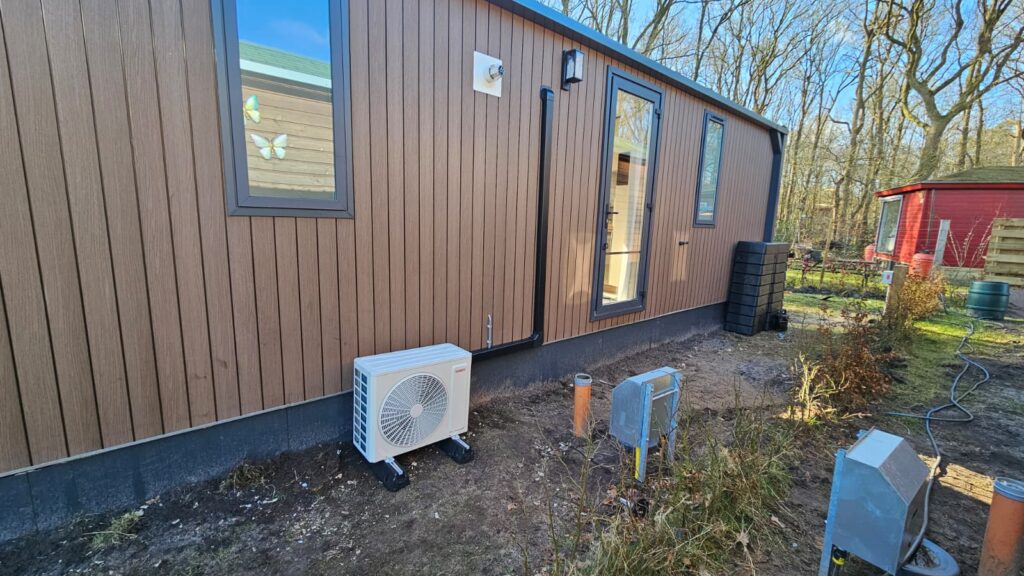 Buitenunit Tosot Clivia bij verhuur Chalet op de Reeénwissel