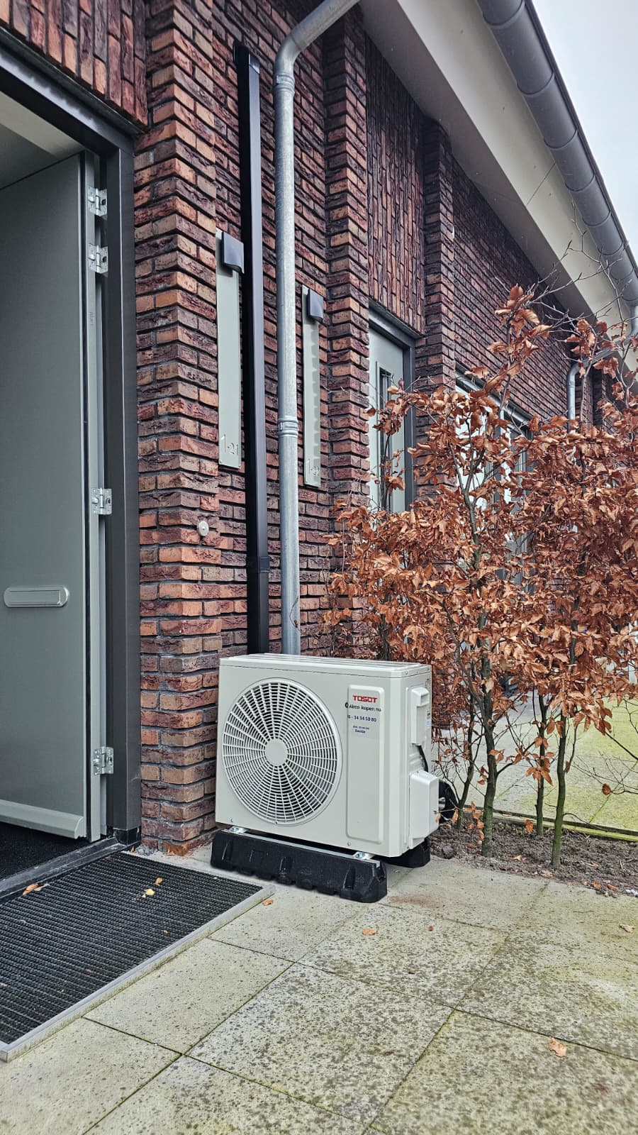Airco buitenunit Tosot CLIVIA 2,5 kW geplaatst bij woning in IJsselmuiden