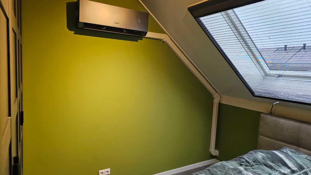 Tosot CLIVIA Black binnenunit 2,5 kW in slaapkamer – koel slapen IJsselmuiden