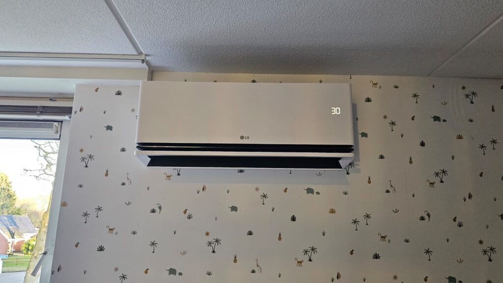 LG DualCool AI Air binnenunit in slaapkamer in Eelde geplaatst voor koelen en bijverwarmen