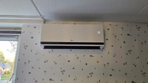 Airco Eelde | LG DualCool AI Air 3,5 kW in slaapkamer | koelen met strak weggewerkte leidingen