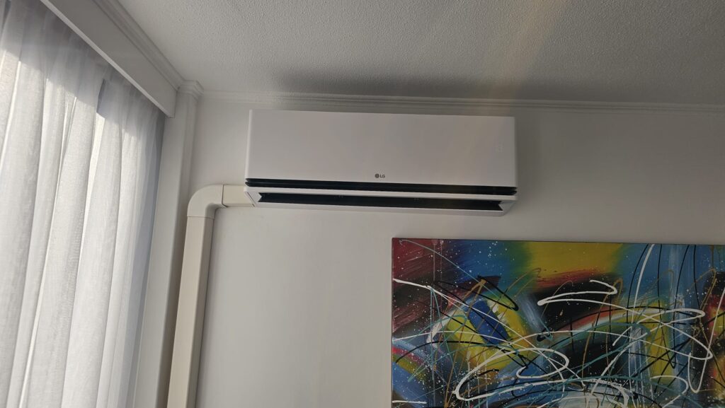 LG DualCool Deluxe 3,5 kW airco gemonteerd in open keuken in Oldenzaal
