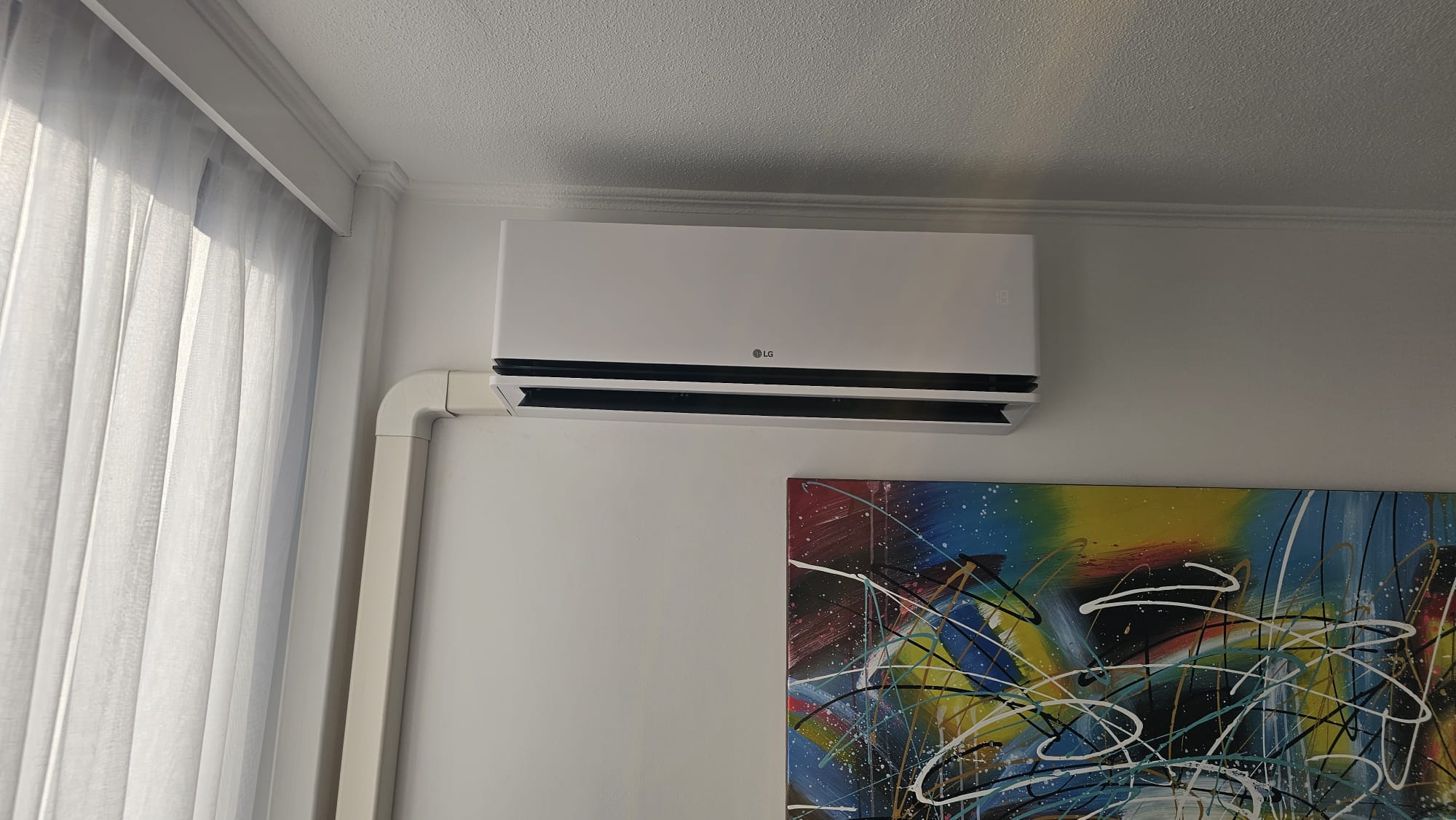 LG DualCool Deluxe 3,5 kW airco gemonteerd in open keuken in Oldenzaal