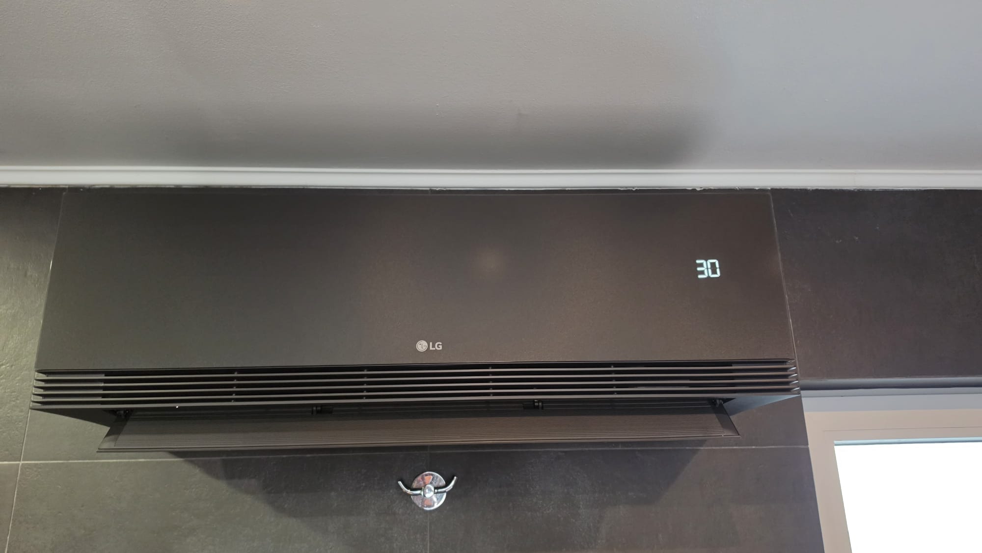 Detail van LG ARTCOOL AI AIR Black Matte 2026 binnenunit in Oldenzaal