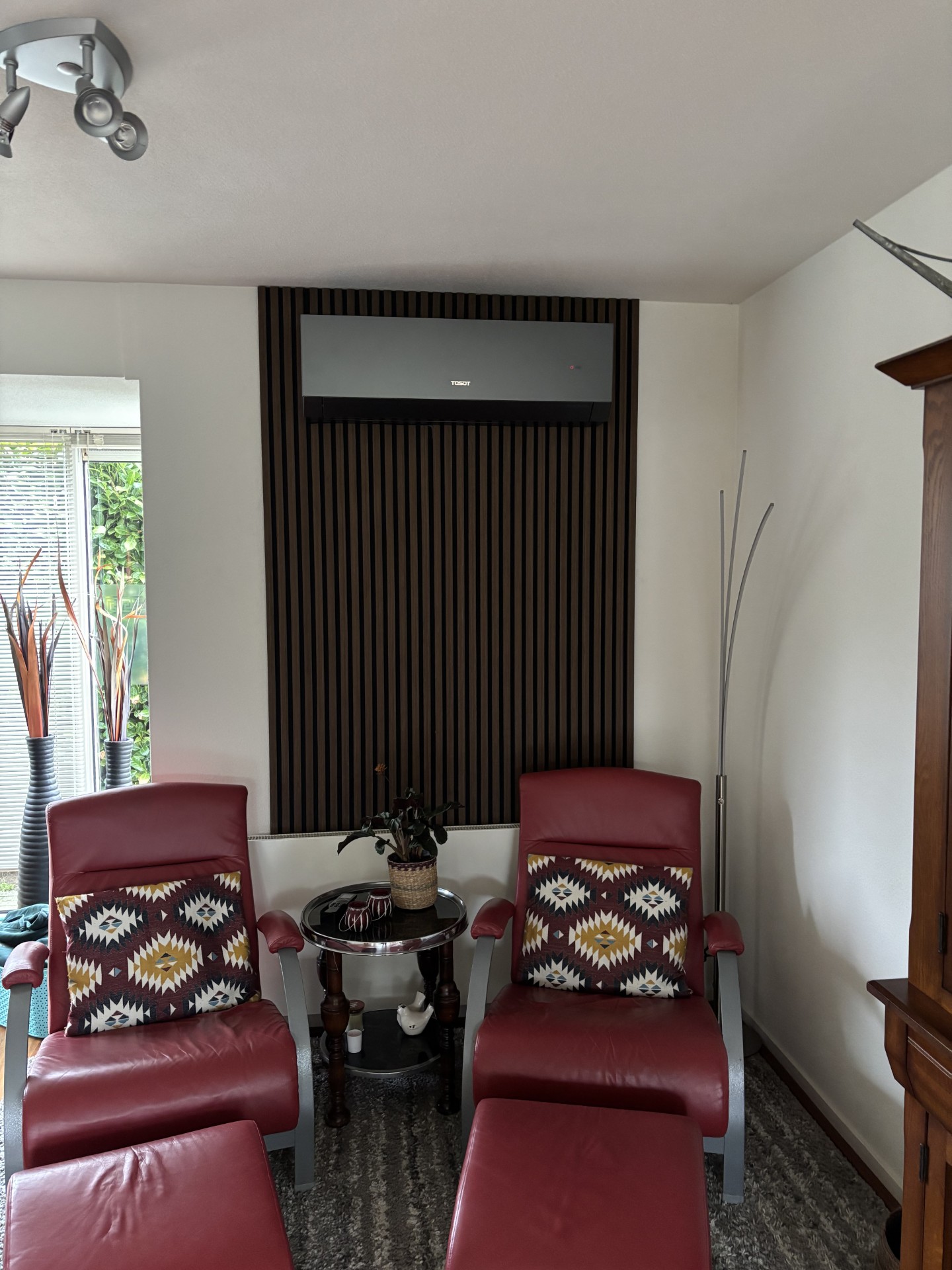 Airco Assen | Tosot CLIVIA Black 5,3 kW | woonkamer