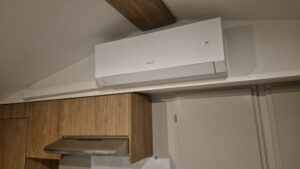 Airco Erichem | Tosot Clivia White 2,5 kW in chalet op Camping de Vergarde
