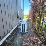 Buitenunit van Tosot Clivia White airco geplaatst naast verhuur chalet in de Betuwe