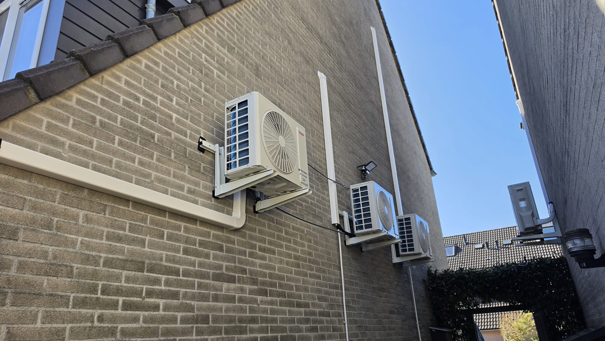 Totaalbeeld van buitenunits aan gevel van hoekwoning in Zwolle-Zuid