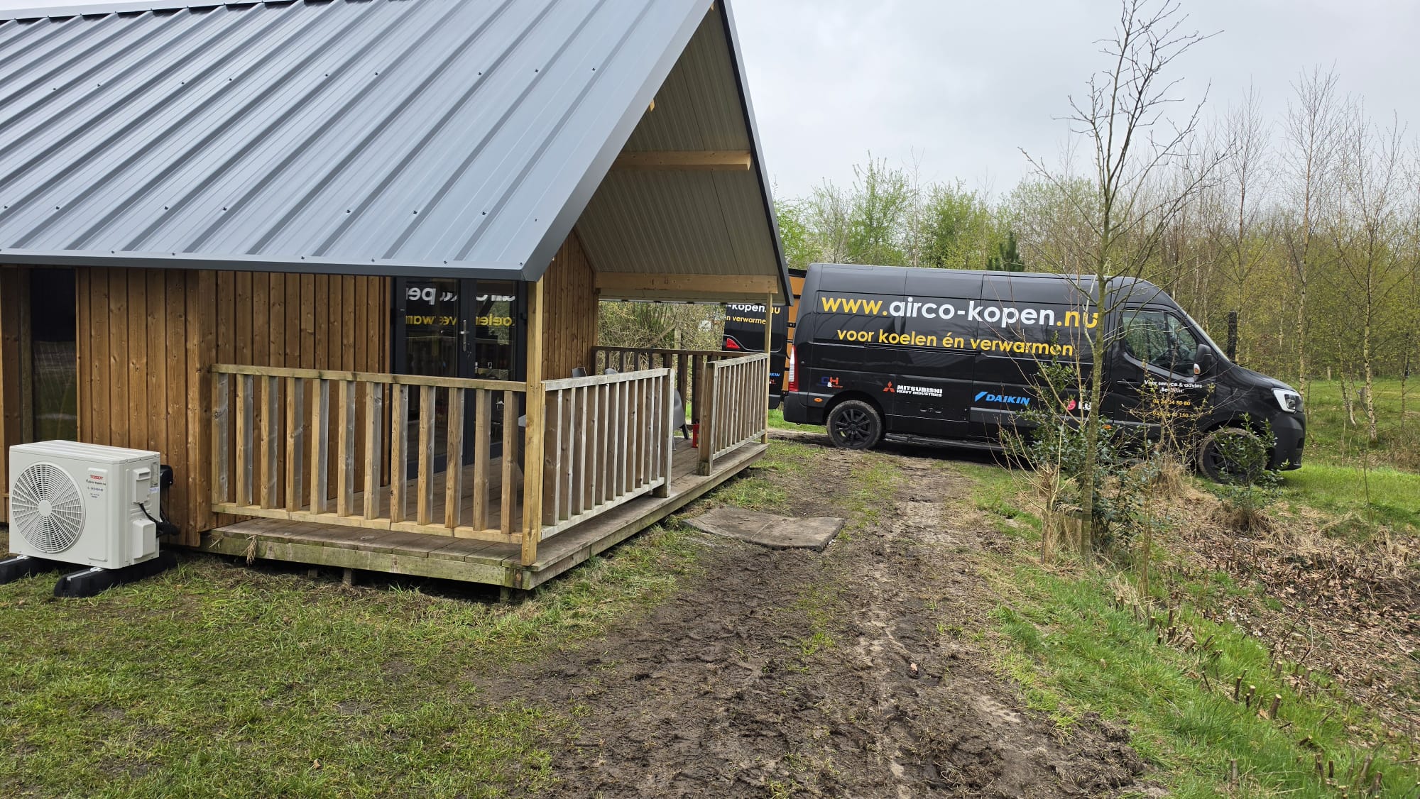 Airco montage bij lodge in Voorthuizen met buitenunit en servicebus