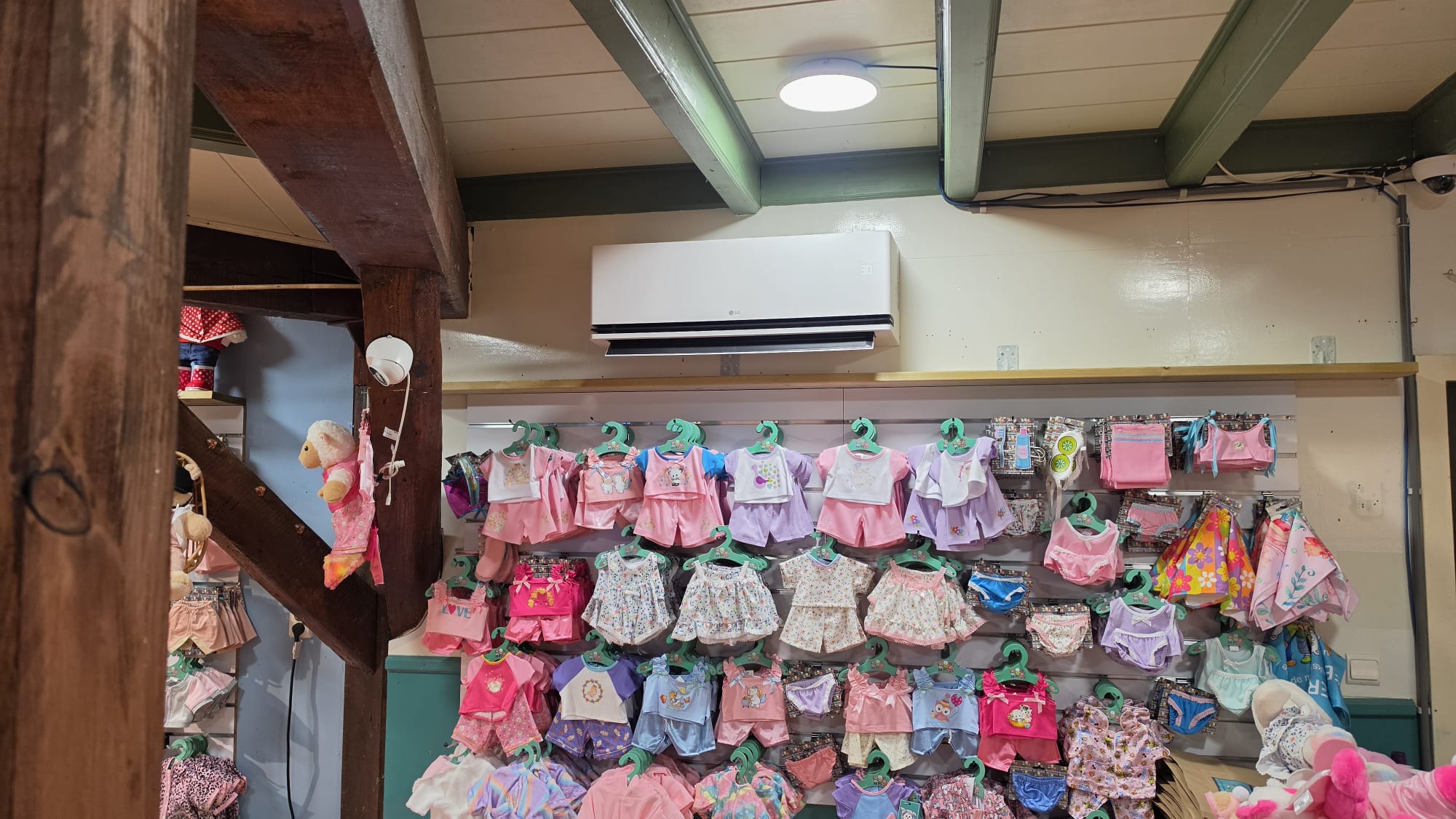 LG airco boven kledingrek in Beertjes Kleertjes in Erichem