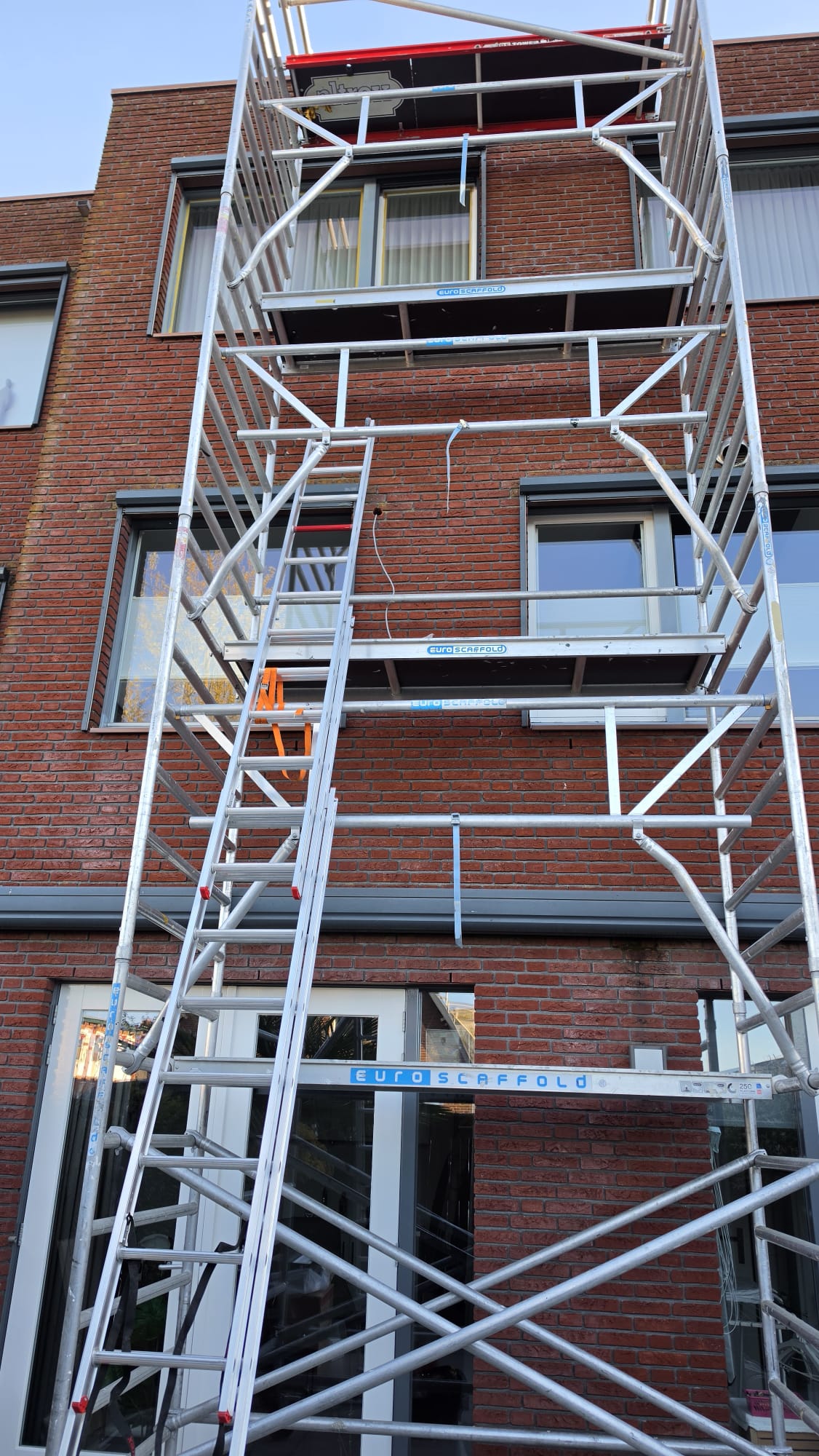 Steiger geplaatst voor veilige montage airco buitenunit op hoogte Kampen