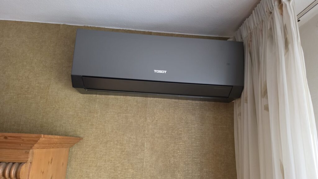 Tosot Clivia Black 3,5 kW airco binnen-unit gemonteerd in woning Zwolle