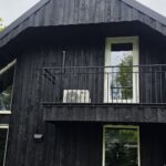 Buitenunits van LG airco-installatie bij vakantiewoning voor 8 personen in Noordwolde