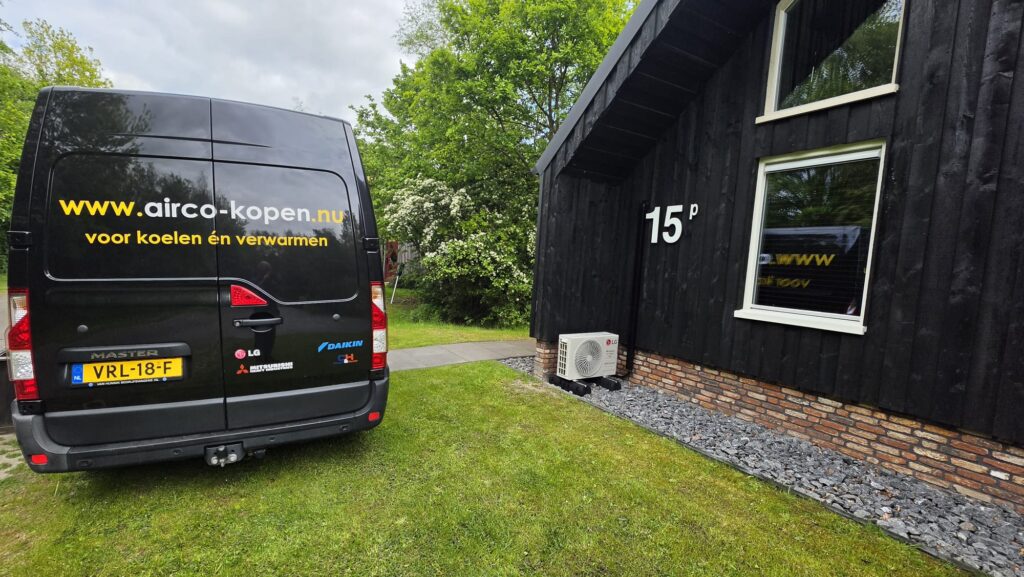 Buitenunits van LG airco-installatie bij vakantiewoning voor 8 personen in Noordwolde