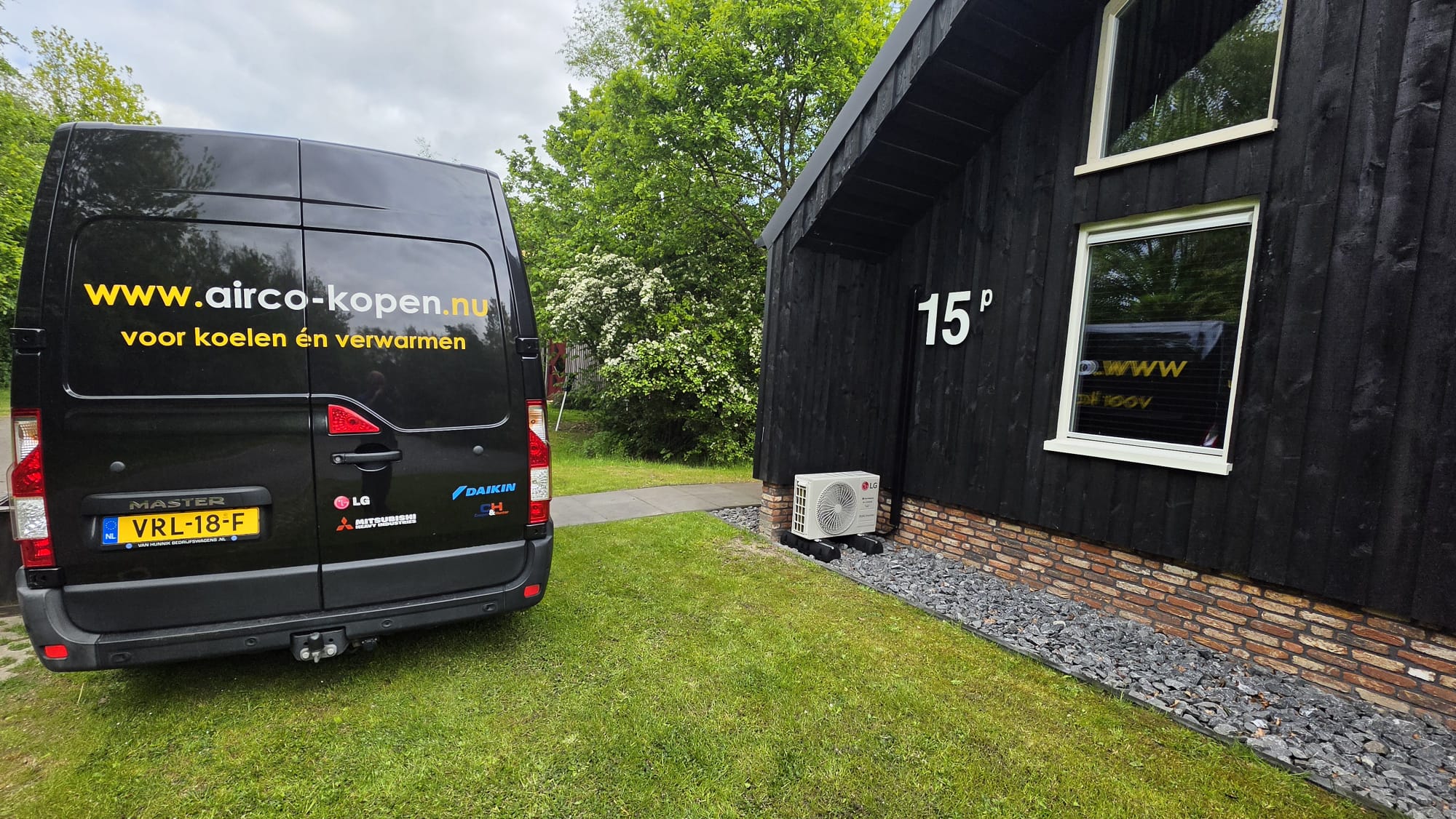 Buitenunits van LG airco-installatie bij vakantiewoning voor 8 personen in Noordwolde