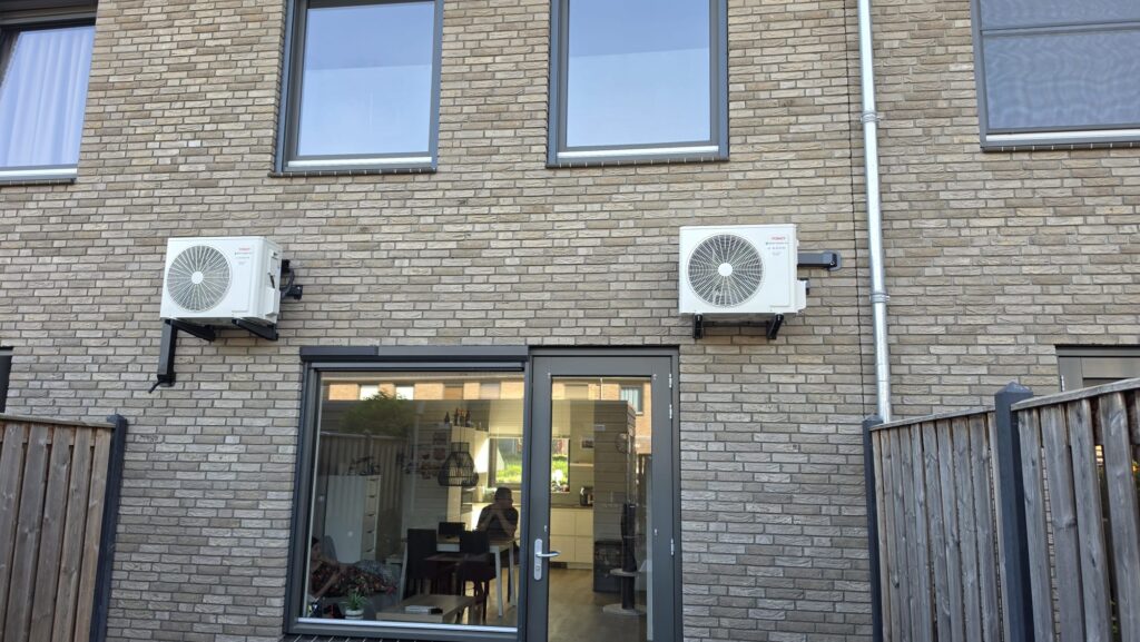 Twee Tosot buitenunits aan achtergevel van nieuwbouwwoning in Zwolle Stadshagen met zwarte leidinggoten