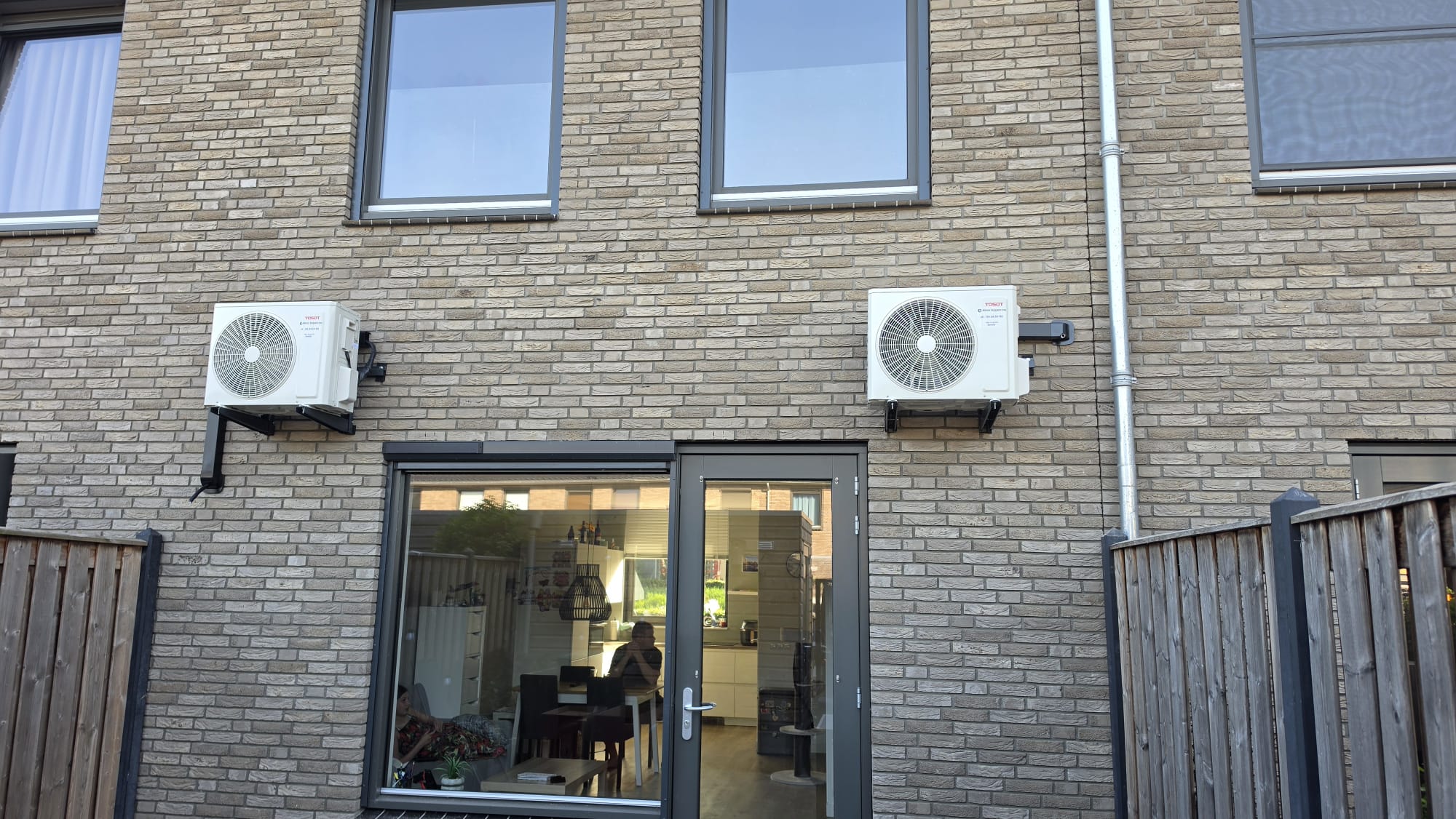 Twee Tosot buitenunits aan achtergevel van nieuwbouwwoning in Zwolle Stadshagen met zwarte leidinggoten