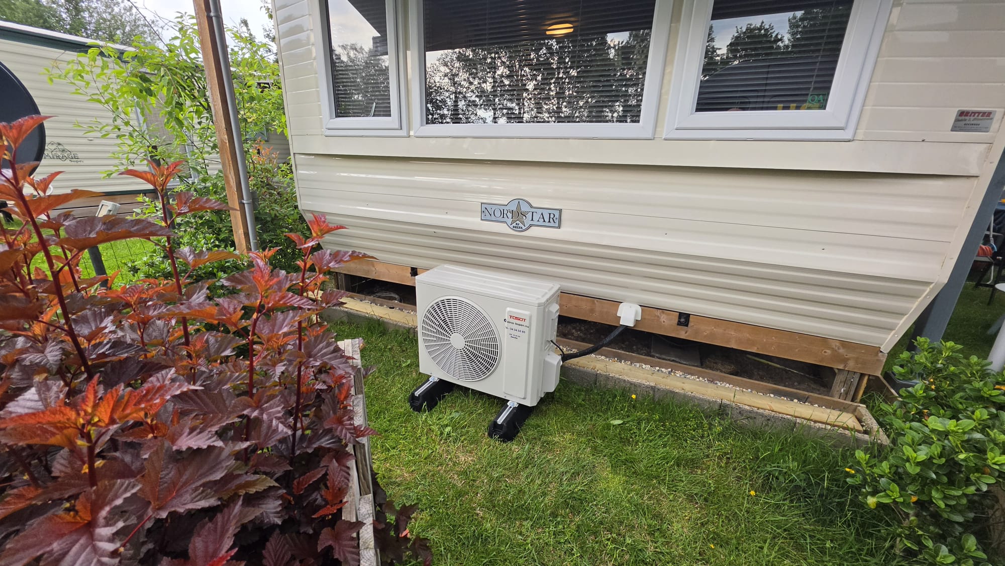 Tosot CLIVIA by GREE buitenunit bij chalet op Camping de Bosrand in Laren Gelderland