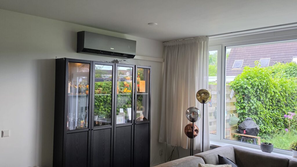 Tosot CLIVIA by GREE Black 5,3 kW airco in woonkamer van woning in Zwolle AA-landen