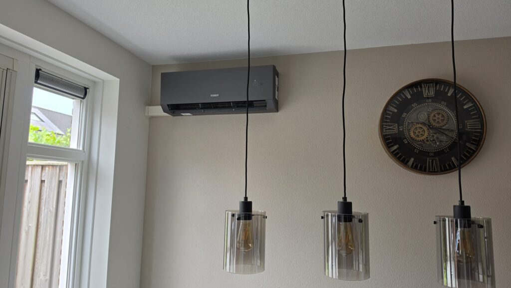 Zwarte Tosot CLIVIA airco in woonkeuken met moderne hanglampen in Hardenberg