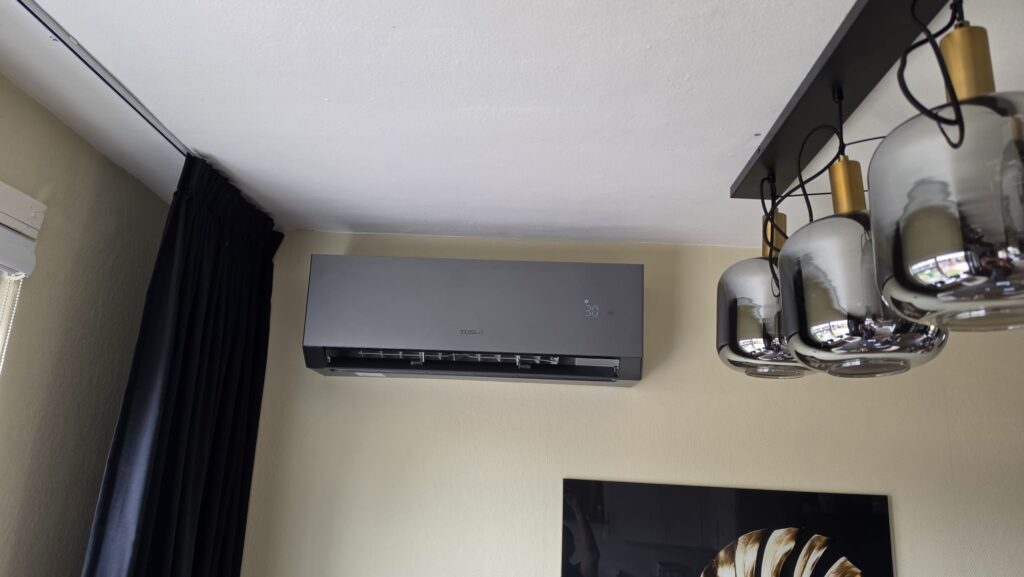Zwarte Tosot CLIVIA airco in woonkamer van hoekwoning in Lippenhuizen Friesland