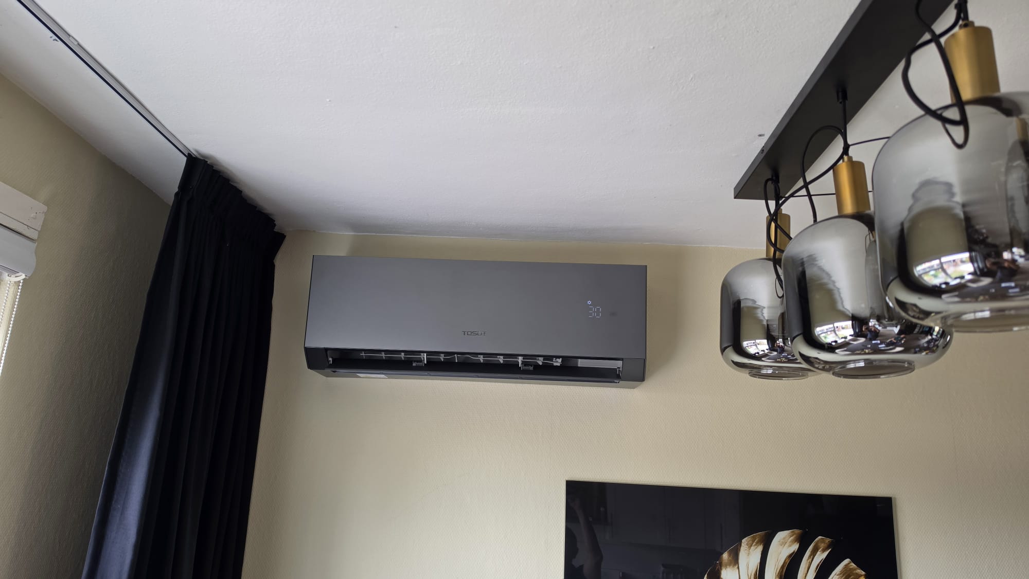Zwarte Tosot CLIVIA airco in woonkamer van hoekwoning in Lippenhuizen Friesland