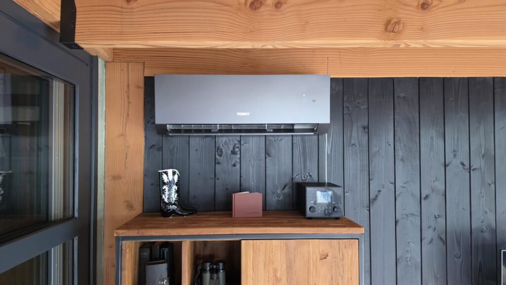 Tosot CLIVIA by GREE Black airco in tuinkamer of serre van woning in Vriezenveen