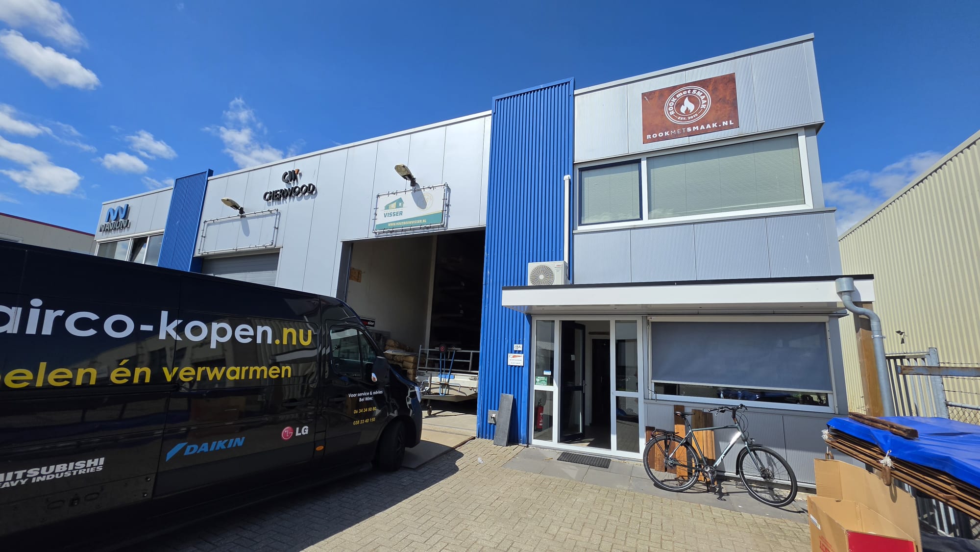 Overzicht van bedrijfspand in Urk met gemonteerde airco en servicebus van Airco-Kopen.nu