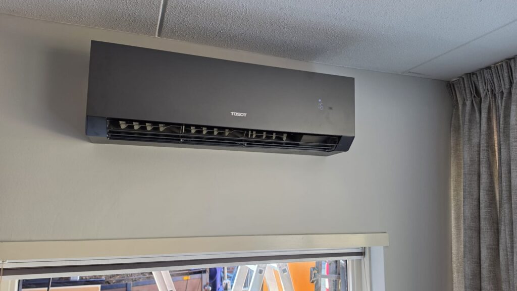 Tosot Clivia Black airco in woonkamer in Vroomshoop boven het raam