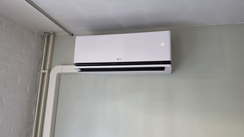 LG DUALCOOL AI AIR 3,5 kW binnenunit in woonkamer in Coevorden