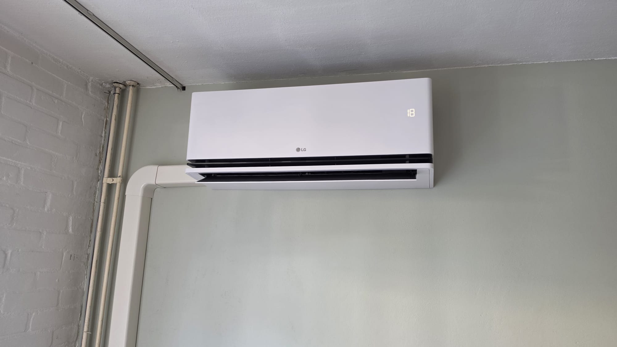 LG DUALCOOL AI AIR 3,5 kW binnenunit in woonkamer in Coevorden