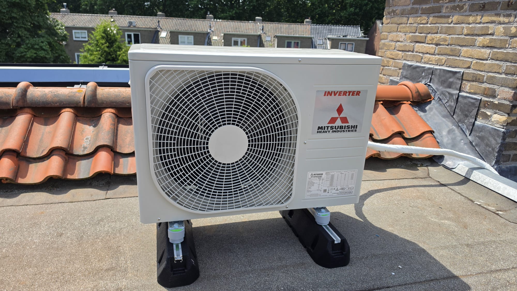 Buitenunit van Mitsubishi Heavy Industries airco op dakkapel in Utrecht