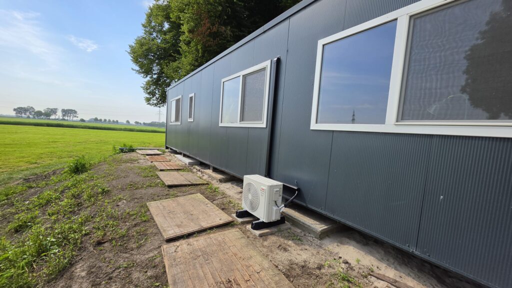 Tosot CLIVIA buitenunit naast woonunit op Kampereiland