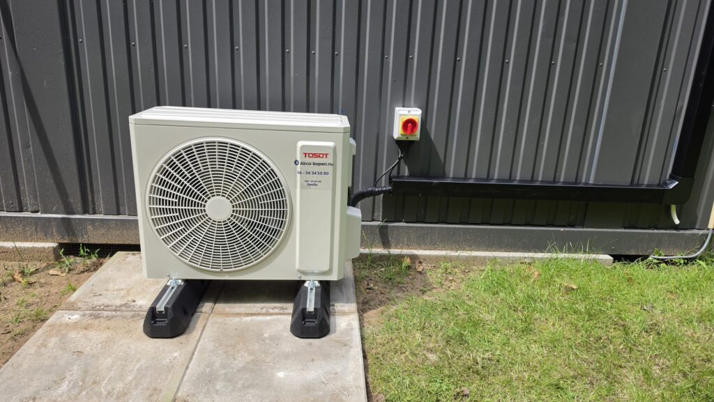 Tosot CLIVIA buitenunit naast slaapunit in Dalfsen