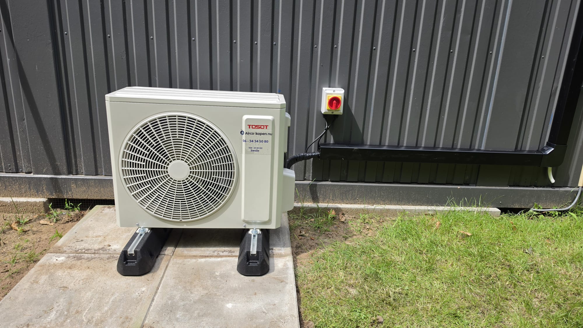 Tosot CLIVIA buitenunit naast slaapunit in Dalfsen
