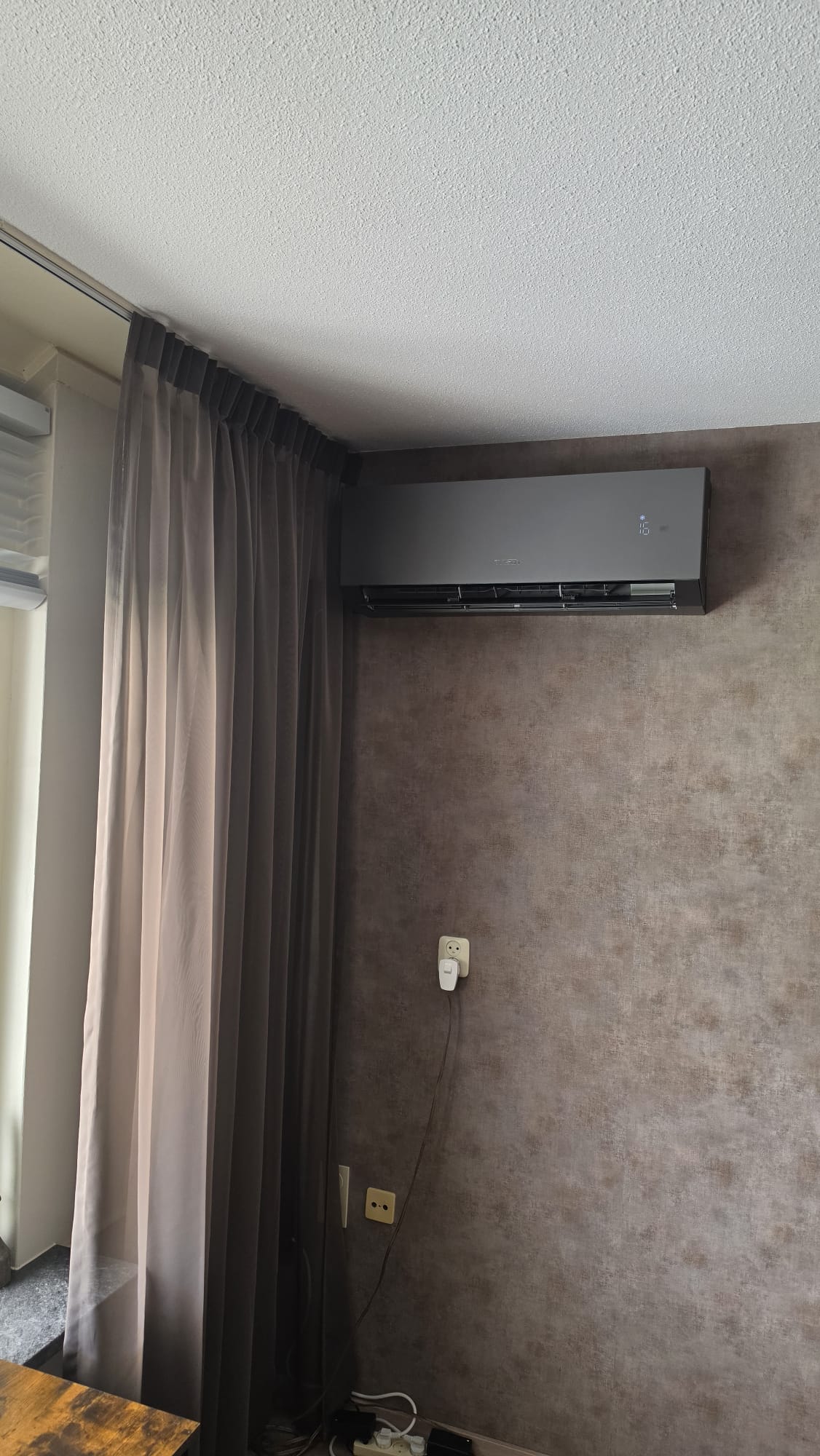 Tosot CLIVIA Black 3,5 kW airco in woonkamer in Zwijndrecht